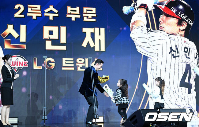 [OSEN=조은정 기자] 9일 오후 서울 송파구 잠실동 롯데호텔 월드에서 2025 신한은행 SOL 뱅크 KBO 골든글러브 시상식이 열렸다.KBO 골든글러브 시상식은 포지션별 최고의 선수를 가리는 자리로 올 시즌의 대미를 장식하는 자리다.2루수 부문을 수상한 LG 신민재가 두 딸에게 꽃다발을 받고 있다. 2025.12.09 /cej@osen.co.kr