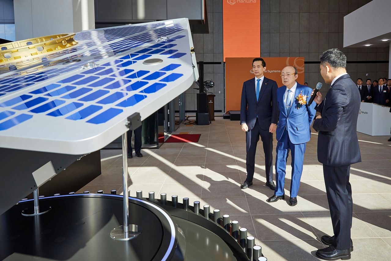 김승연 한화그룹 회장(가운데)과 김동관 부회장(왼쪽)이 8일 한화시스템 제주우주센터를 찾아 지구 관측용 고해상도 합성개구레이다(SAR) 위성의 실물 모형을 살펴보고 있다. [사진 한화그룹]