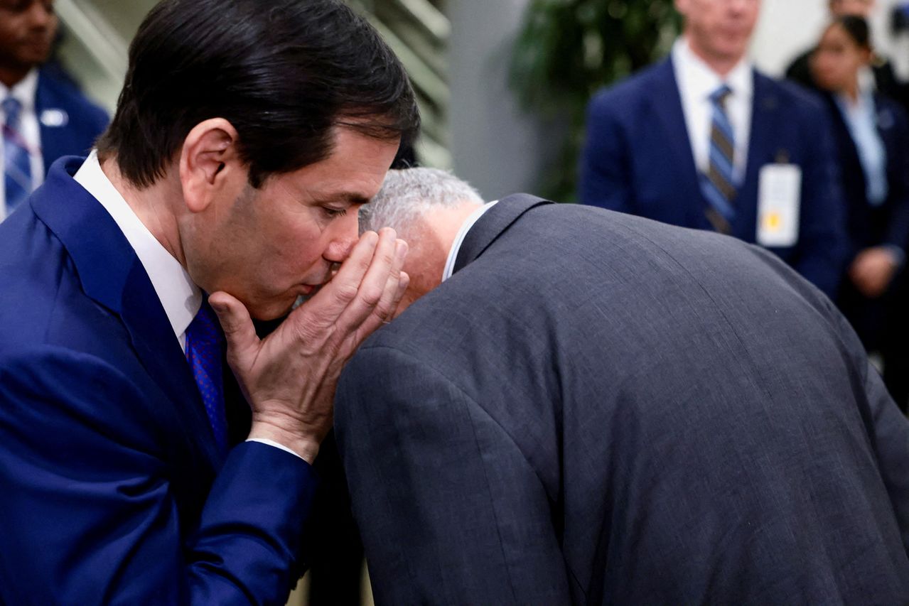 지난 7일(현지시간) 마코 루비오 국무장관이 베네수엘라 마두로 체포 작전에 대한 비공개 브리핑을 마친 척 슈머 민주당 상원 원내대표에게 귓속말을 전하고 있다. 로이터=연합뉴스