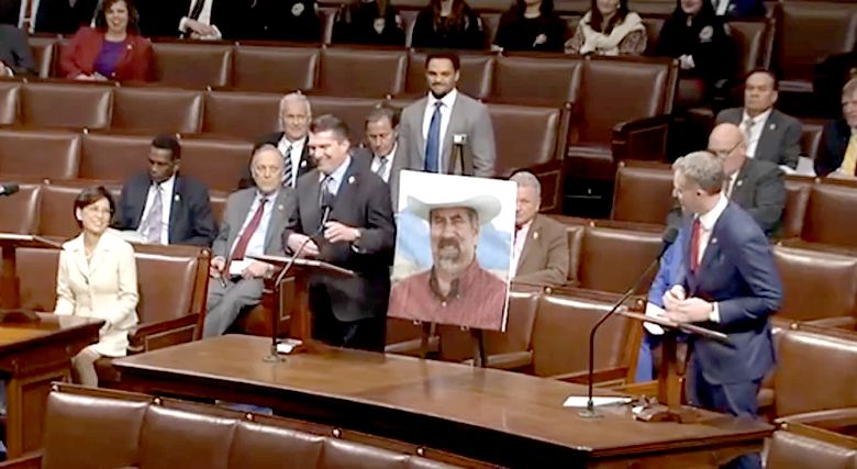 8일(현지시간) 미국 워싱턴DC 연방의회 의사당에서 열린 하원 본회의에서 영 김 하원의원(왼쪽 끝)이 발언을 마친 뒤, 블레이크 무어 하원의원(오른쪽 끝·서 있음)이 발언하고 있다. 사진 SNS 영상 캡처