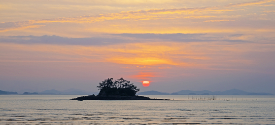 신안 자은도에서 담은 옥도의 일출. 자은도는 ‘모범택시3’에서 가상의 삼흥도로 등장한다. 백종현 기자