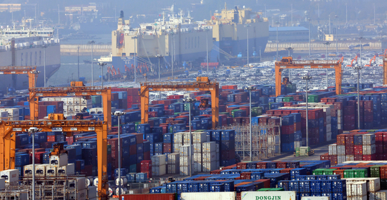 한국은행이 9일 발표한 '2025년 11월 국제수지'에 따르면, 경상수지는 122억4000만 달러 흑자로 잠정 집계됐다. 11월 기준으로는 역대 최대 규모다. 반도체를 중심으로 자동차 등 비(非)IT 분야의 수출까지 늘면서 흑자폭이 확대됐다. 사진은 평택항 모습. 뉴스1