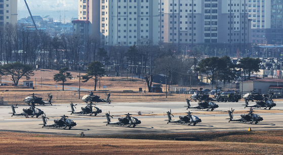 지난달 18일 경기도 평택시 캠프 험프리스에 아파치 헬기가 대기하고 있는 모습. 연합뉴스.