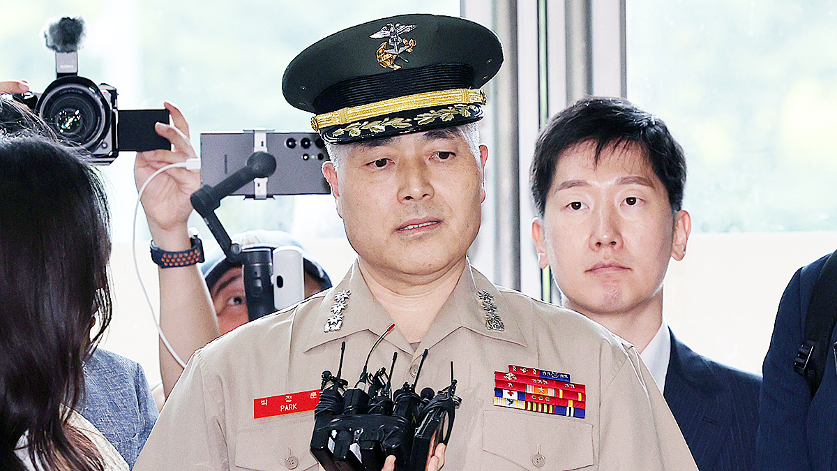 채상병 사망 사건 초동조사 당시 수사외압을 폭로했던 박정훈 해병대 수사단장(대령)이 지난해 7월 16일 서울 서초구 순직해병특검 사무실에 참고인 신분으로 출석하며 취재진의 질문에 답하고 있다. 연합뉴스