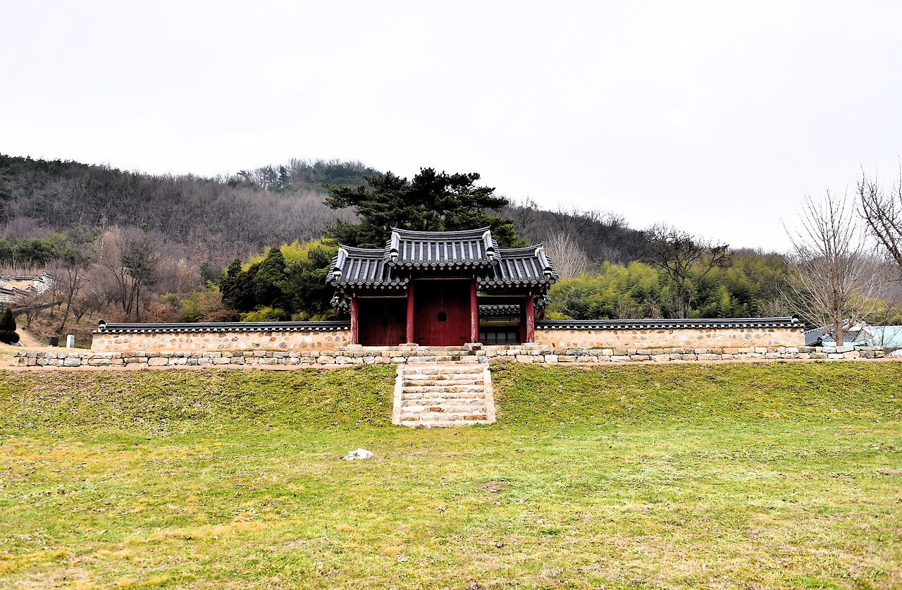충남 홍성에 있는 성삼문 유허지. 유허지는 성삼문이 출생한 집터라는 뜻이다. 그의 사후에 그를 추모하는 서원이 건립됐다. 입구 근처의 두 개의 비 가운데 하나는 유허비로 비각으로 보호되고 있다. 남은 하나는 노은서원 유허비. 유허 안에는 사당인 충문사(忠文祠)가 있고, 왼쪽 언덕에 노은단이 있다. 1973년 12월 24일에 충청남도 기념물로 지정되었다. [사진 국가유산청]