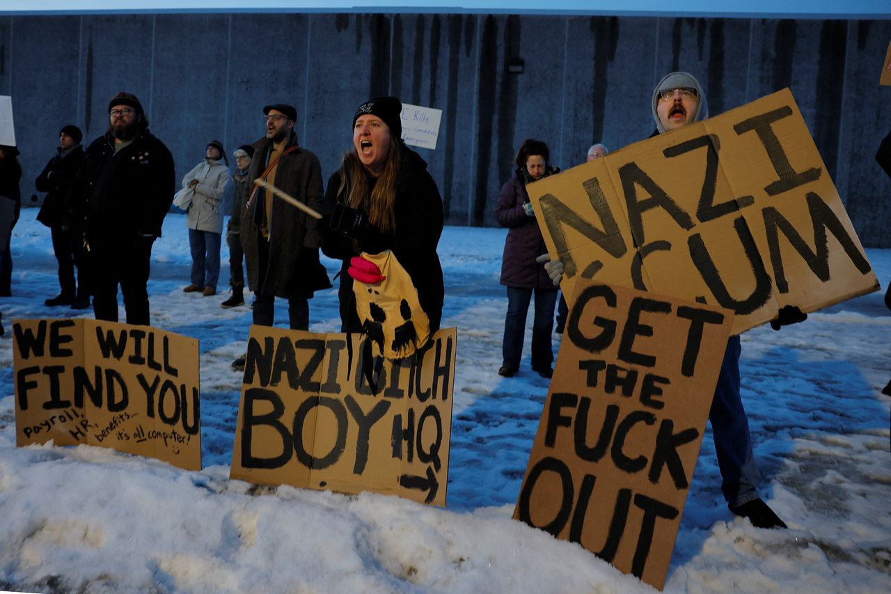 현지시간 8일, 미국 미네소타주 미니애폴리스에서 르네 니콜 굿이 미국 이민세관단속국(ICE) 요원에게 치명상을 입은 다음 날, 시위자들이 헨리 위플 연방청사 밖에서 시위를 벌이고 있다. 로이터=연합뉴스