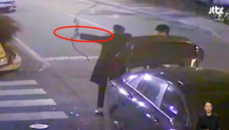 남성 2명이 지난 7일 오후 11시40분쯤 청주시 상당구 청소년광장에서 반려견과 산책하던 여성 주변으로 화살을 쐈다. 사진 JTBC 뉴스 화면 캡처