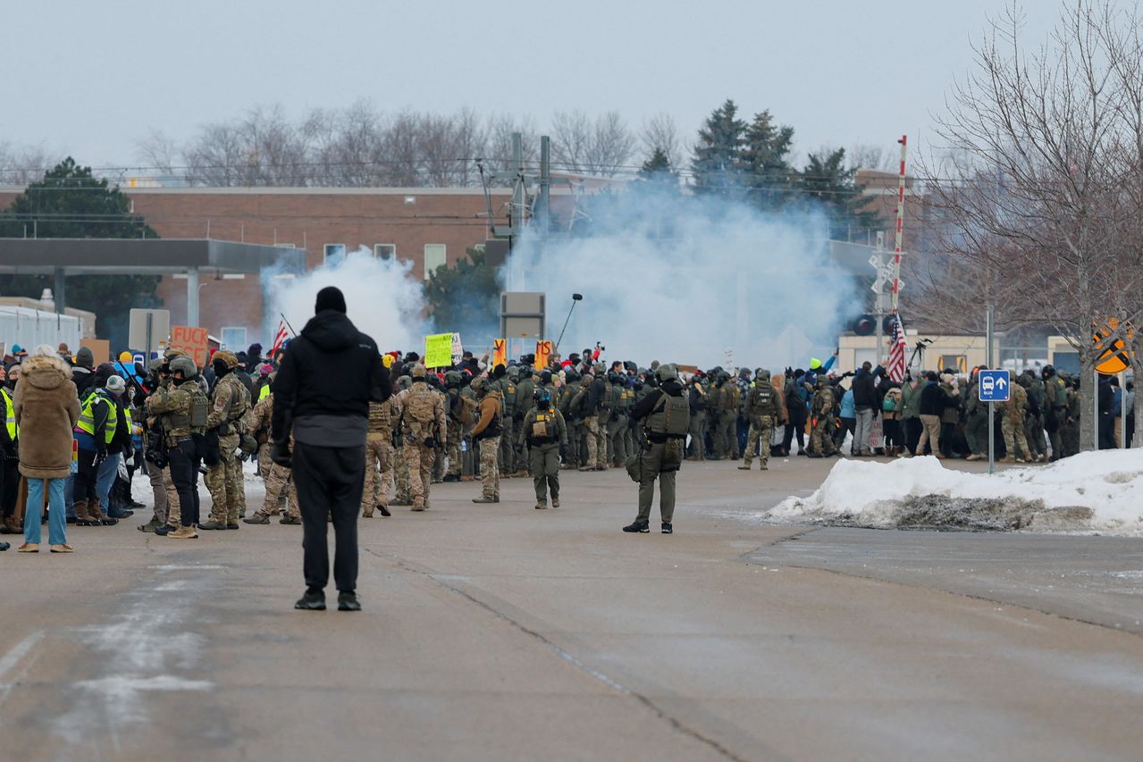 미네소타주 미니애폴리스 연방 청사 앞에서 진행된 시위에서 최루탄을 터지고 있다. 로이터=연합뉴스