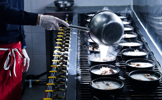 순댓국은 곰탕과 달리 뽀얗고 진하다. 돼지머리와 사골을 10시간 이상 푹 끓여 육수를 낸다. 우상조 기자