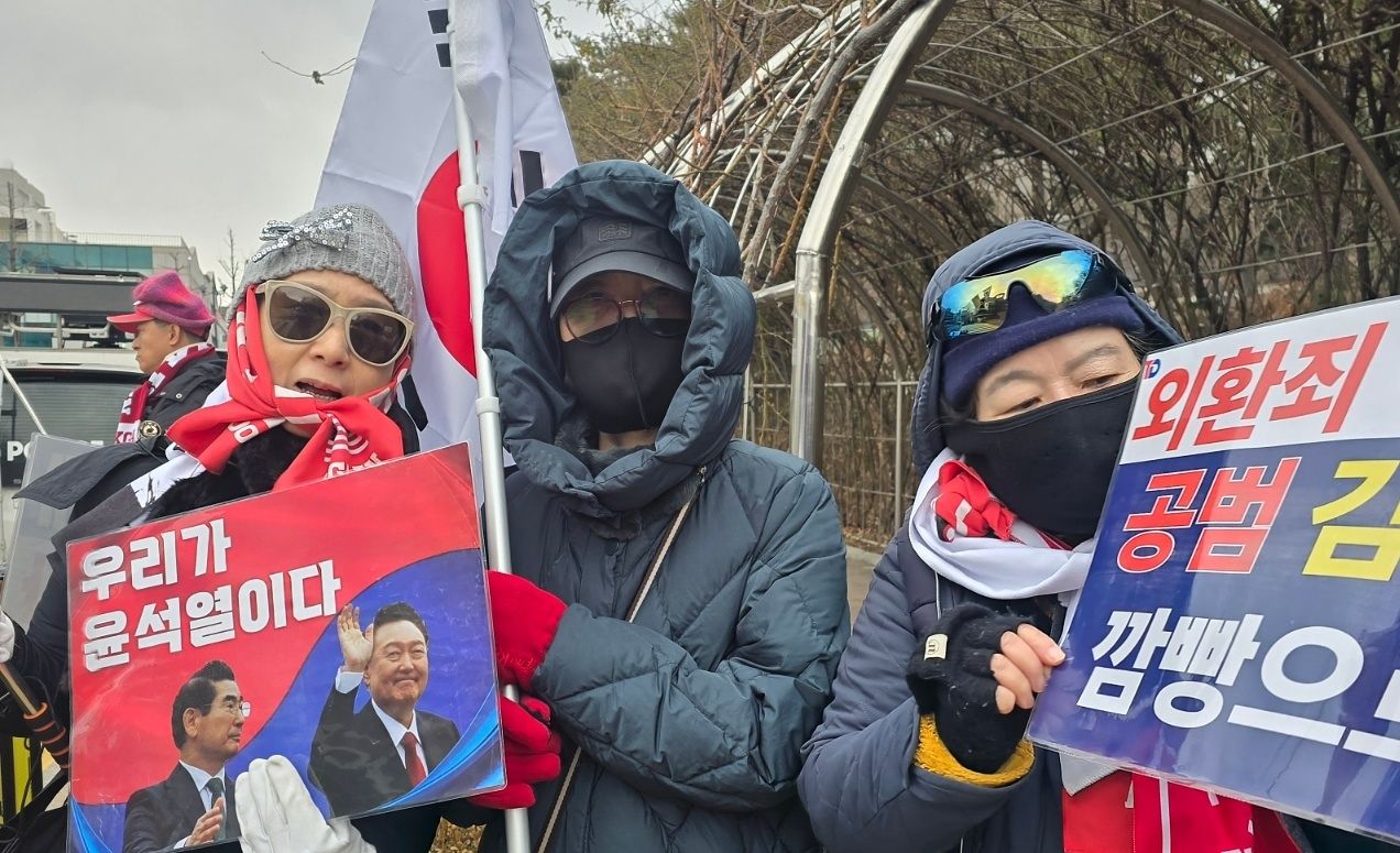 서울중앙지법 정문 앞에서 윤석열 전 대통령을 지지하는 윤선애씨(65) 등 시위대 3명이 플래카드를 들고있다. 조수빈 기자
