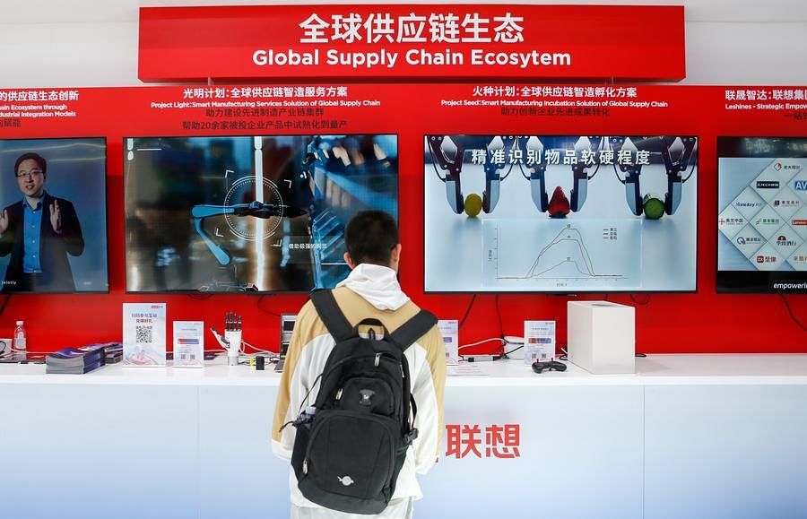 2025년 7월 18일 '제3회 중국국제공급사슬엑스포(CISCE)'에 마련된 레노버 부스를 둘러보는 관람객. 신화통신
