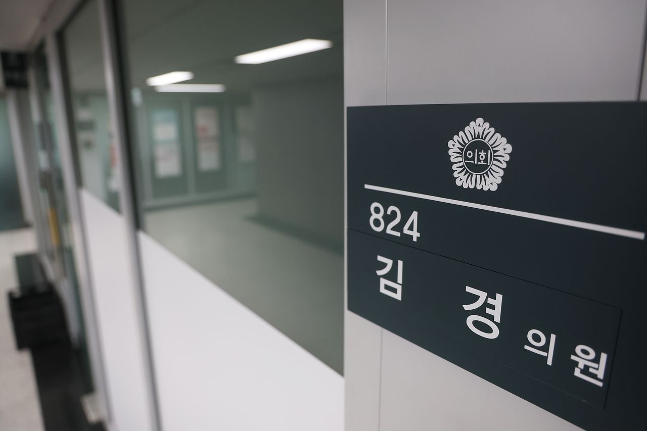 무소속 강선우 의원에게 '공천헌금' 1억원을 전달한 의혹을 받는 김경 서울시의원의 중구 의원회관 의원실에 불이 꺼져 있다.   사건을 수사 중인 서울경찰청 공공범죄수사대는 김 시의원 측 변호인과 귀국 일정을 조율하고 있다. 경찰이 목표했던 이번 주 중 귀국은 사실상 무산된 것으로 보인다. 연합뉴스