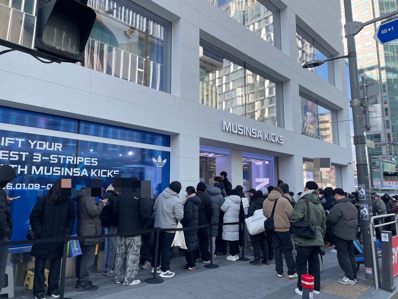 9일 서울 마포구 홍대입구역 인근 대형 신발 매장 무신사킥스 앞은 인파로 북새통을 이뤘다. 매장 앞에서 고객들이 입장을 기다리고 있다. 김세린 기자