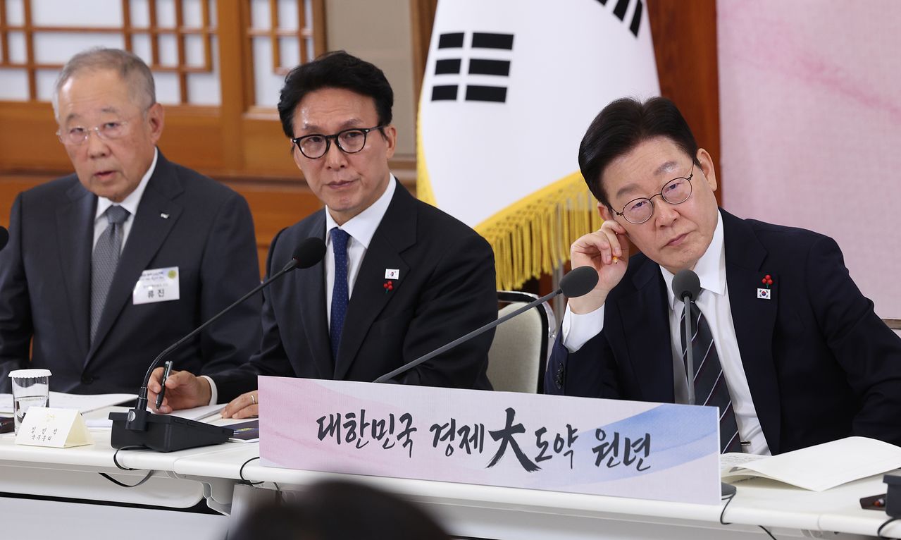 이재명 대통령이 9일 서울 종로구 청와대에서 열린 2026년 경제성장전략 국민보고회 토론에서 한 참석자의 발언을 듣고 있다. 청와대사진기자단