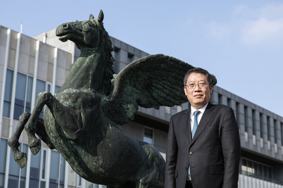 지난달 17일 서울 노원구 광운대 광장 비마(飛馬)상 앞에서 윤도영 총장이 전자공학이 강한 학교 특징에 대해 설명하고 있다. 김경록 기자