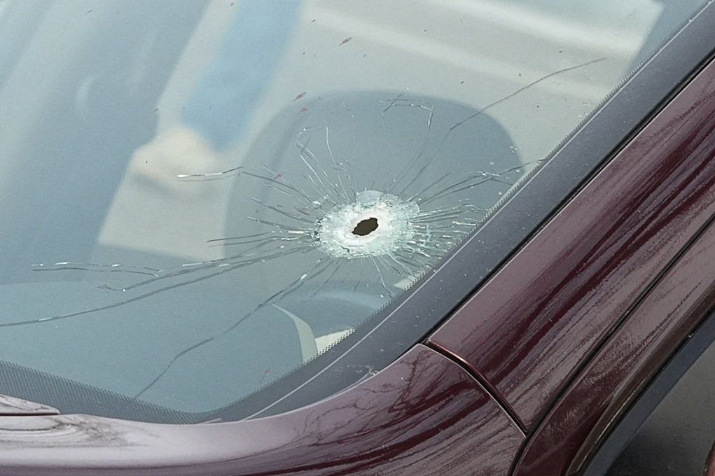 미국 미네소타주 미니애폴리스에서 현지시간 7일, 미국 이민세관집행국(ICE) 요원이 운전자 르네 니콜 굿을 치명적으로 총격한 후 차량 앞유리에 남은 총탄 구멍. 로이터=연합뉴스