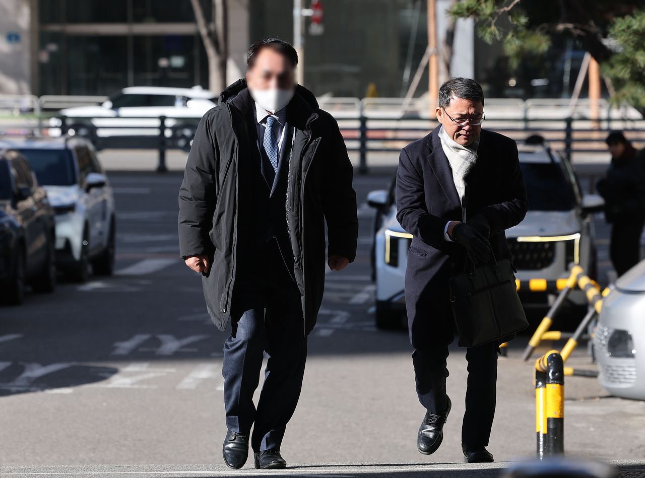 전직 동작구의원 B씨가 8일 경찰 조사를 받기 위해 마포구 서울경찰청 공공범죄수사대에 피의자 신분으로 출석하고 있다. 연합뉴스