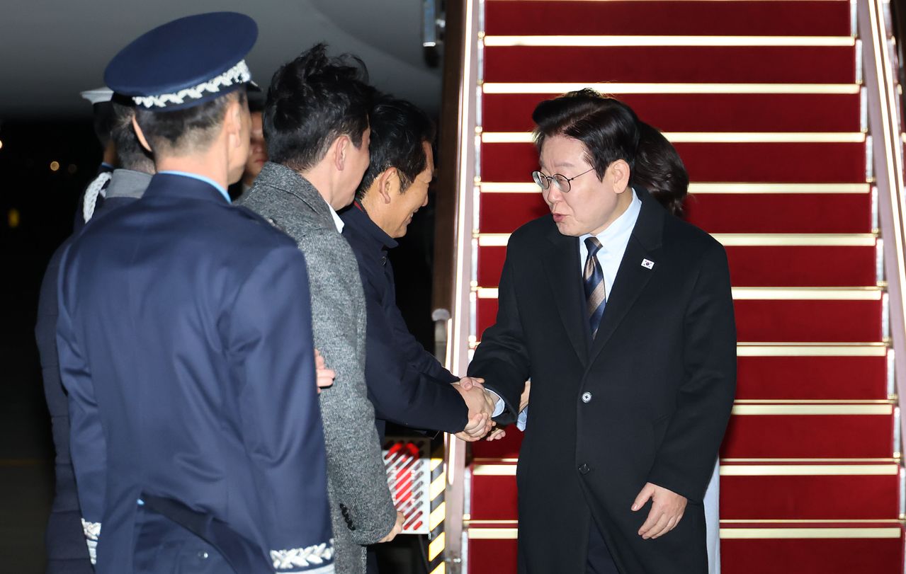 중국 순방을 마친 이재명 대통령와 김혜경 여사가 7일 경기도 성남시 서울공항에 도착하고 있다. 청와대사진기자단