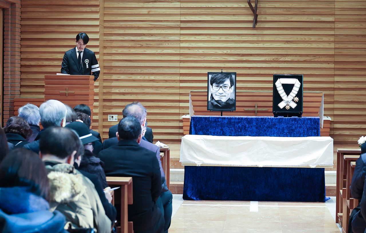 정우성 배우는 줄곧 담담한 표정으로 조사를 읽어나갔다. 그는 공동대표로 있는 소속사 아티스트컴퍼니에 고인과 함께 소속 배우로 활동했다. 임현동 기자