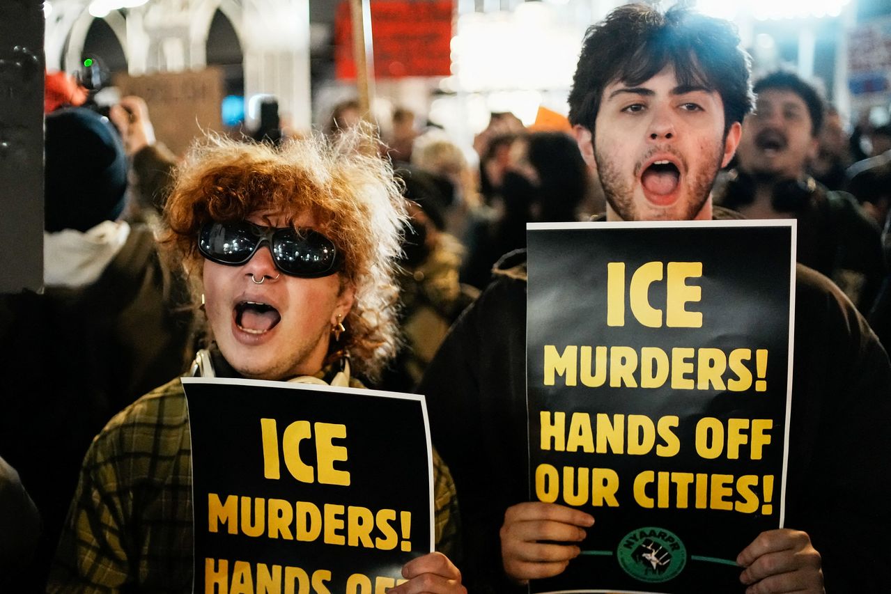 현지시간 8일 미국 뉴욕에서 진행된 이민단속 반대 시위에서 시위대가 피켓을 들고 구호를 외치고 있다. 로이터=연합뉴스