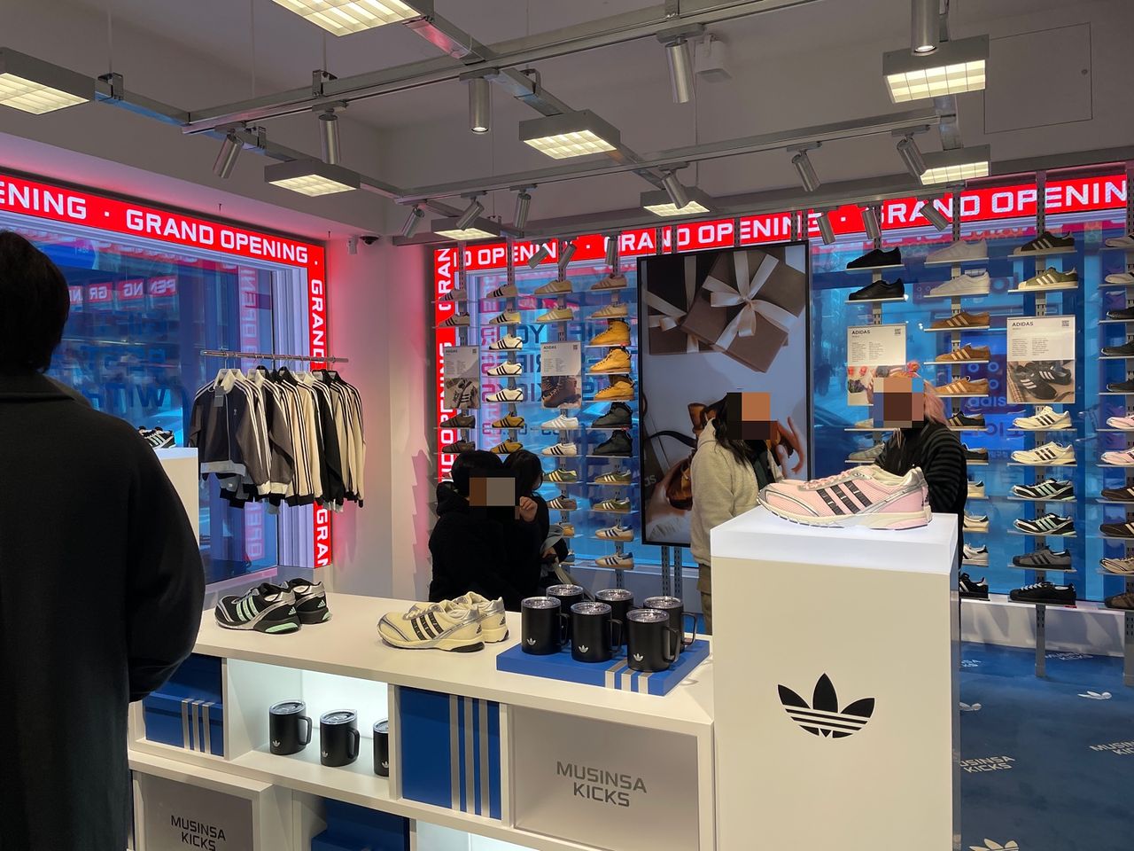 무신사킥스 매장 1층 아디다스 큐레이션 코너에서 고객들이 신발을 둘러보고 있다. 김세린 기자
