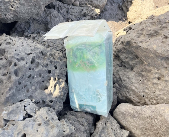 지난해 11월15일 제주시 구좌읍 하도리 해안가에서 발견된 '차'(茶) 봉지로 위장한 마약. 사진 제주지방해양경찰청 