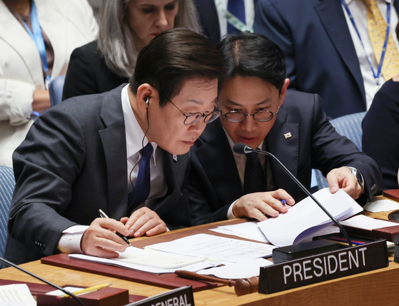 이재명 대통령이 지난해 9월 24일(현지시간) 미국 뉴욕 유엔본부에서 안전보장이사회 공개토의를 주재하며 김종민 통역관과 대화하고 있다. 연합뉴스