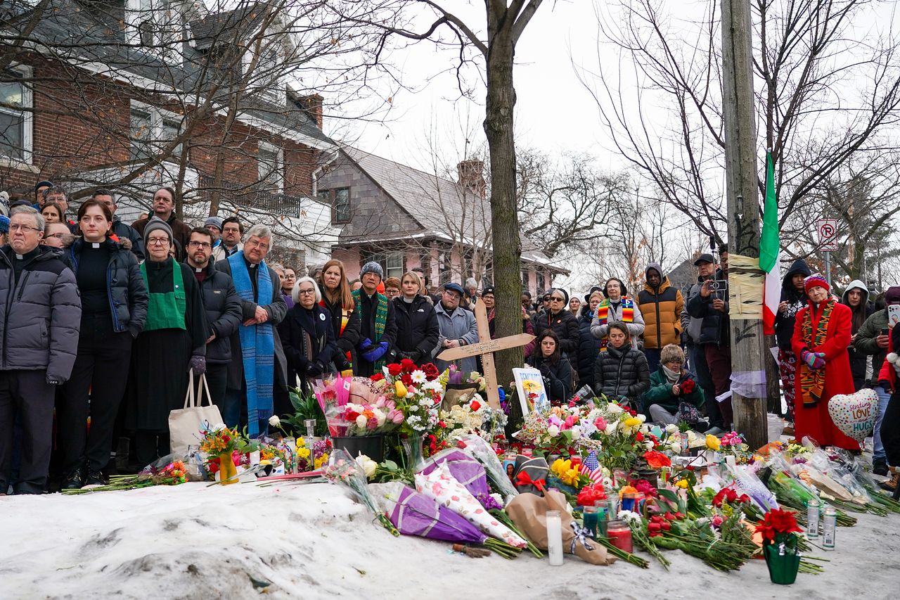 현지시간 8일 미국 미네소타주 미니애폴리스에서 한 여성이 이민세관집행국(ICE) 요원에게 총격을 받아 사망한 현장 근처에서 수백 명의 성직자들이 기자회견을 위해 모였다. ICE 요원들은 1월 7일 미니애폴리스 남부에서 이민 단속 작전을 수행하던 중 르네 니콜 굿을 그녀의 차량 안에서 총격해 살해했다. EPA=연합뉴스