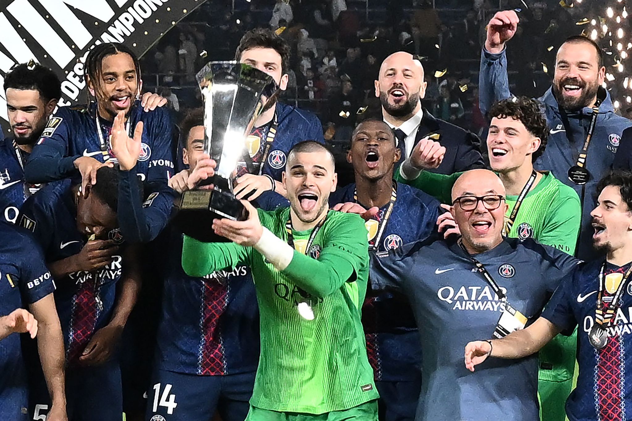 파리생제르맹 수문장 뤼카 슈발리에(가운데)가 프랑스 수퍼컵 시상식에서 우승 트로피를 들어 올리며 활짝 웃고 있다. AFP=연합뉴스