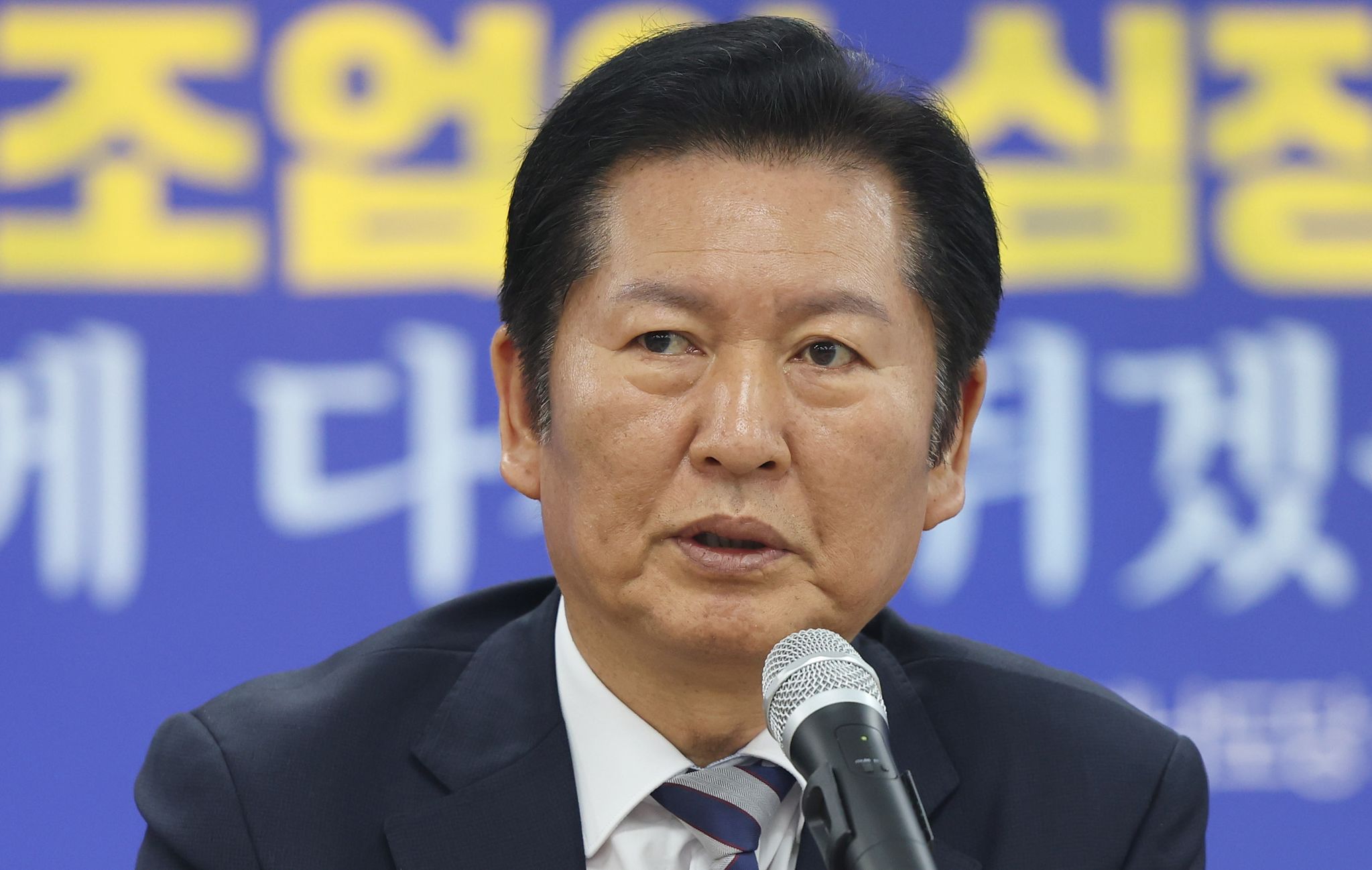 정청래 더불어민주당 대표가 9일 오전 경남 창원시 의창구 더불어민주당 경남도당에서 열린 '경남 현장 최고위원회의'를 진행하고 있다. 2026.1.9 image@yna.co.kr (끝) 〈저작권자(c) 연합뉴스, 무단 전재-재배포, AI 학습 및 활용 금지〉