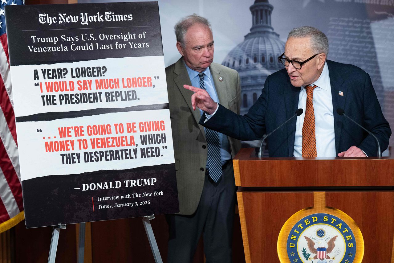 척 슈머 민주당 상원 원내대표가 8일(현지시간) 베네수엘라에 대한 추가 군사행동을 사실상 차단하기 위한 결의안을 본회의에 상정하기 위한 표결을 마친 뒤 기자들에게 결의안의 내용을 설명하고 있다. AFP=연합뉴스