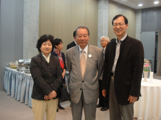 정상곤 전 베네세코리아 대표가 일본 베네세그룹의 후쿠타케 회장과 기념 촬영하고 있다. 정상곤 제공 