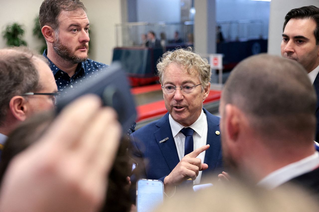 지난달 2일, 공화당 소속의 랜드 폴 상원의원(켄터키)이 기자들과 대화하고 있다. 로이터=연합뉴스