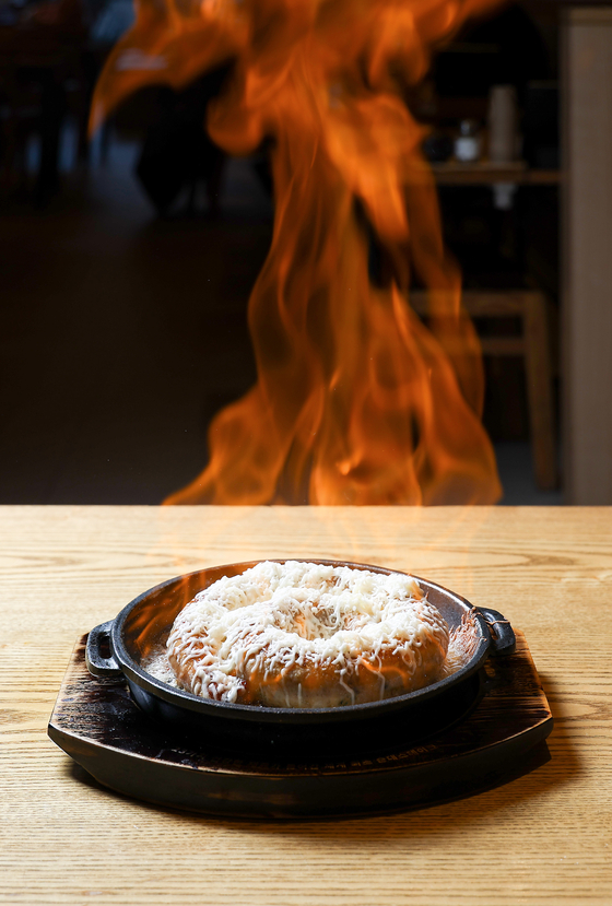 대학로 ‘순대실록’의 대표 메뉴 ‘순대 스테이크’. 테이블에서 불쇼에 가까운 퍼포먼스를 보여준다. 우상조 기자