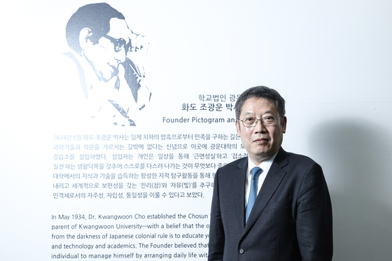 서울 노원구 광운대 중앙도서관 정문에 광운학원 설립자 화도 조광운 박사(1899~1980)를 소개하는 안내문앞에서 윤도영 총장이 학교 설립 과정을 설명하고 있다. 김경록 기자