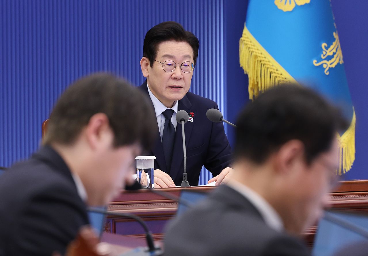 이재명 대통령이 8일 청와대 여민관에서 열린 수석·보좌관 회의에서 모두발언을 하고 있다. 청와대사진기자단