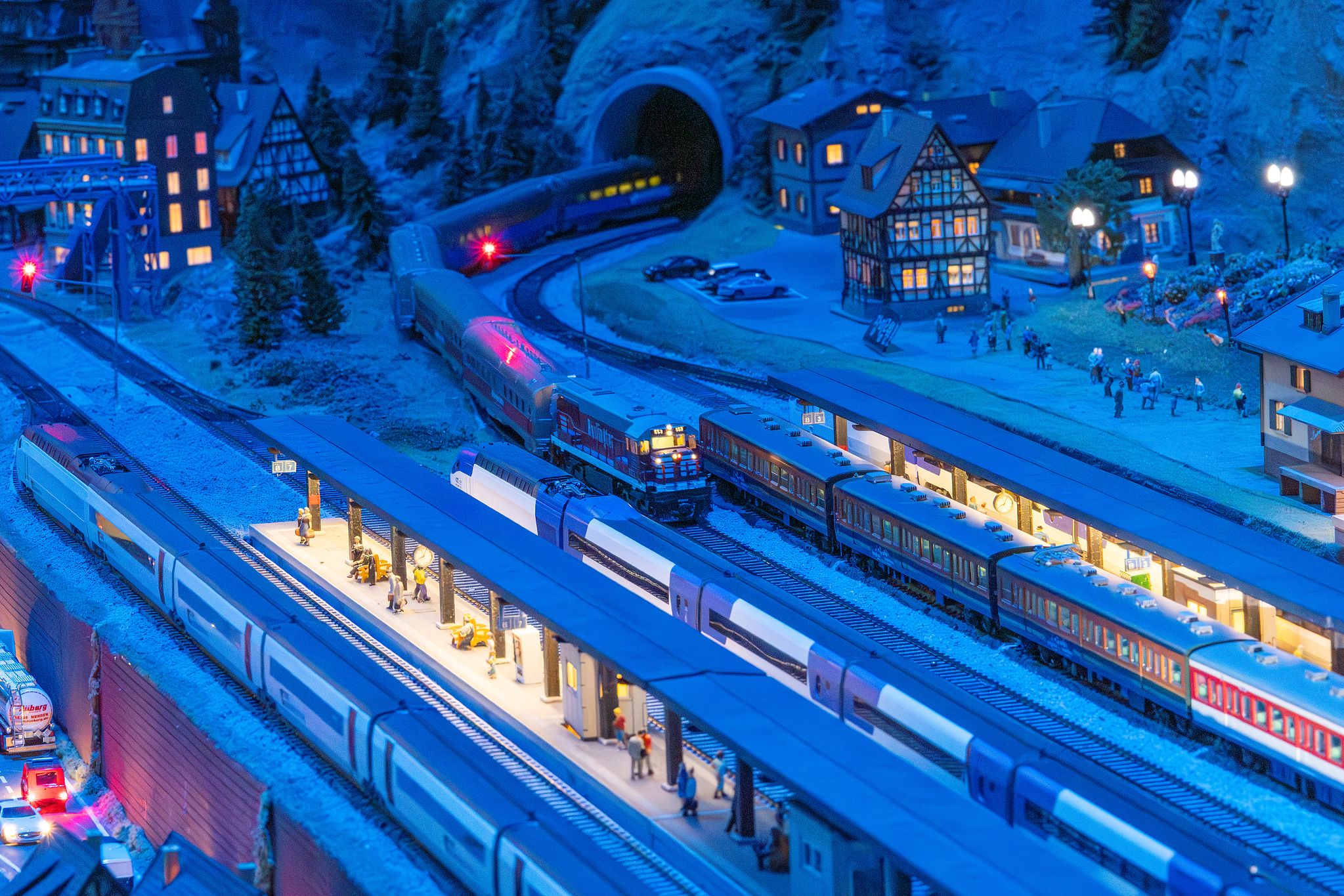  디오라마로 만든 스위스 베른주 인터라켄 기차역으로 모형 열차가 들어서고 있다. 땅거미가 진 스위스 서정적인 분위기가 고스란히 전해진다.