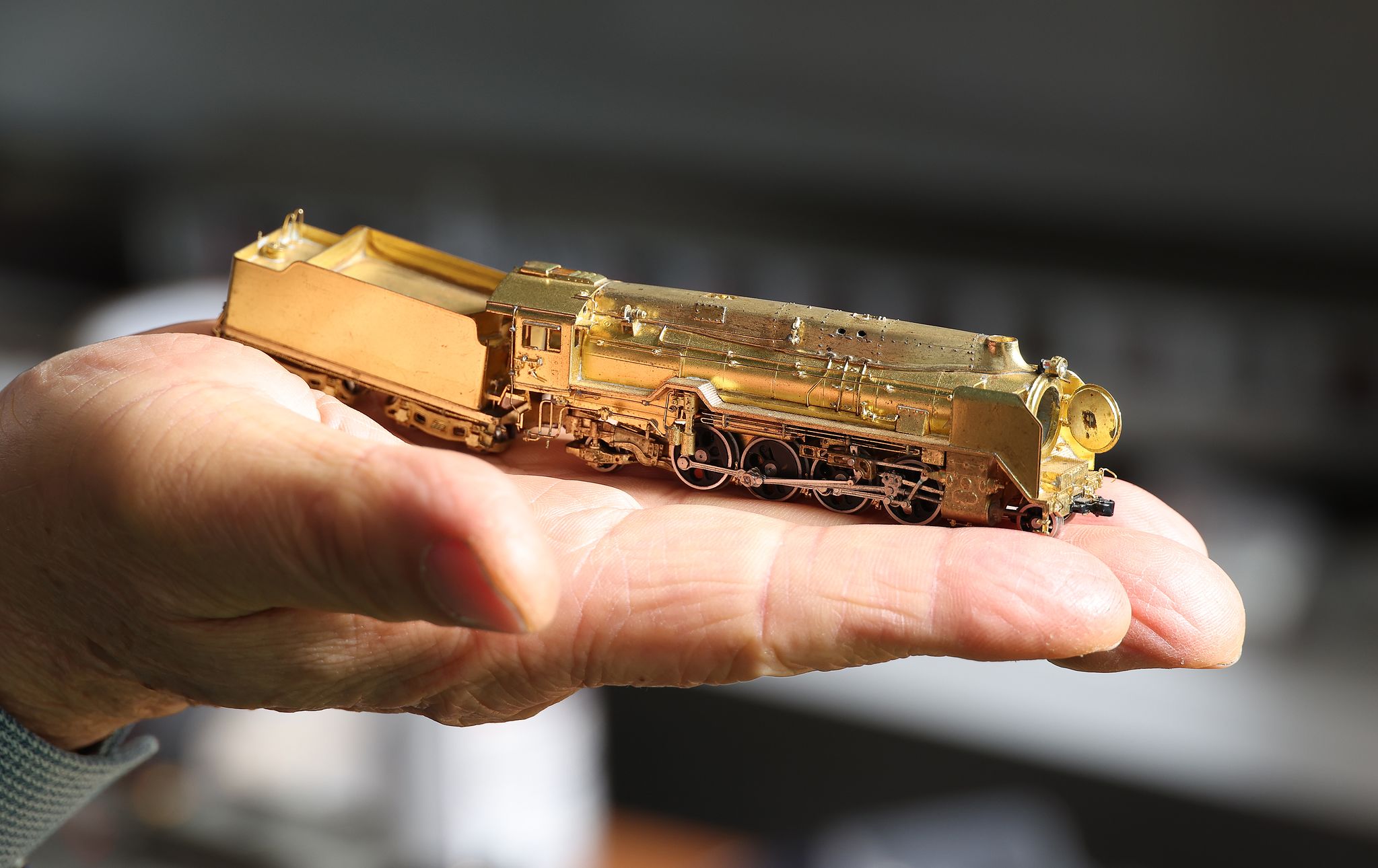  손바닥 크기만 한 소형 황동 빅보이. 모형 기차는 작아도 무겁게 만드는 게 기술이다. 기차는 무겁게 만들어야 견인력과 속도, 안정감이 좋아진다. 