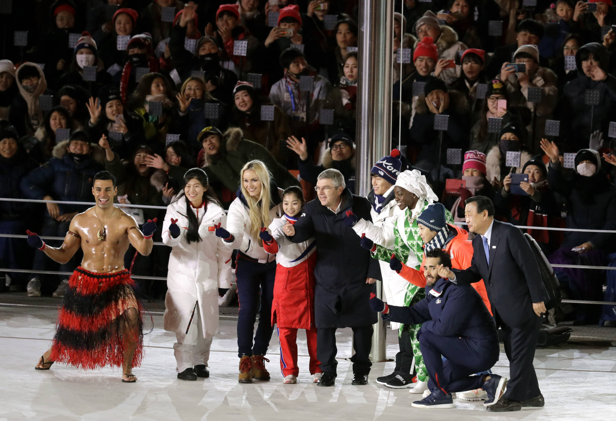 설상과 빙상을 각각 평창과 강릉에서 이원화 해 성공적으로 치른 평창올림픽은 이탈리아가 '두 도시 동계올림픽'을 구상하는데 결정적인 힌트 역할을 했다. 평창올림픽 폐회식 장면. AP=연합뉴스