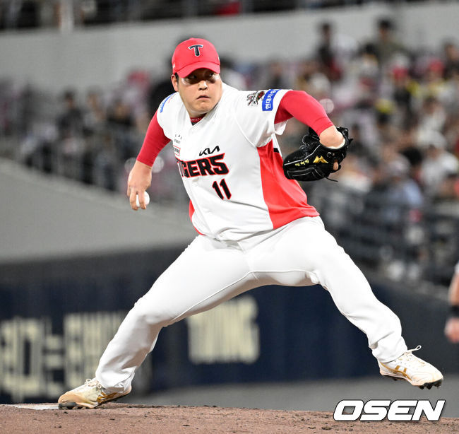 [OSEN=광주, 이대선 기자] 18일 오후 광주-기아 챔피언스필드에서 2025 신한 SOL Bank KBO리그 KIA 타이거즈와 KT 위즈의 경기가 열렸다.KIA는 윤영철, KT는 소형준을 선발 투수로 내세웠다.8회초 무사에서 KIA 조상우가 역투하고 있다. 2025.06.18 /sunday@osen.co.kr