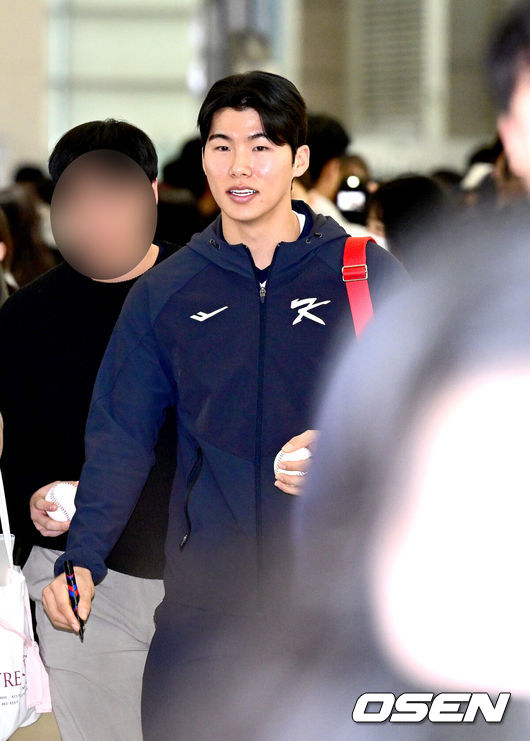 [OSEN=인천공항, 최규한 기자] 류지현 감독이 이끄는 한국 야구대표팀이 오는 3월 열리는 WBC를 준비하기 위해 9일 오전 인천공항을 통해 미국령 사이판으로 출국했다.류지현호는 9일부터 21일까지 사이판에서 1차 전지훈련 담금질에 나선다.대표팀 김혜성이 출국하며 팬들의 사인 요청에 응하고 있다. 2026.01.09 / dreamer@osen.co.kr