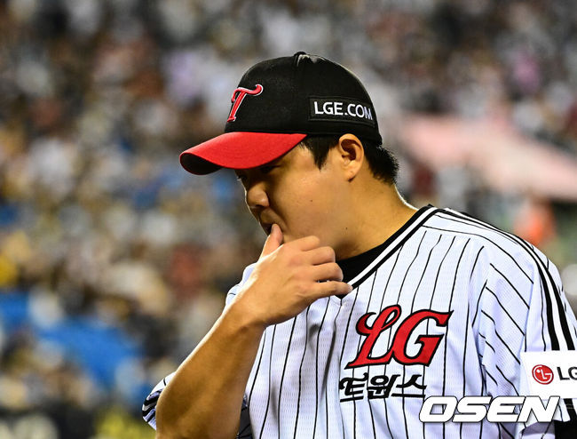 [OSEN=잠실, 지형준 기자] 1일 서울 잠실구장에서 ‘2025 신한 SOL Bank KBO리그’ LG 트윈스와 NC 다이노스의 경기가 열렸다. LG는 우승 매직넘버 ‘1’을 남겨두고 있다. 8회초 1사 만루에서 LG 장현식이 교체되고 있다. 2025.10.01 /jpnews@osen.co.kr