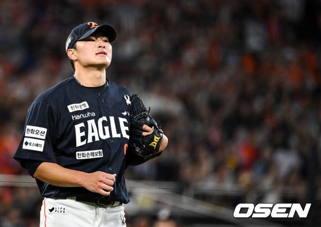 [OSEN=수원, 조은정 기자]3일 수원 KT위즈파크에서 ‘2025 신한 SOL Bank KBO리그’ KT 위즈와 한화 이글스의 시즌 최종전이 열렸다.KT가 오늘 경기를 승리하더라도 NC가 창원에서 SSG 랜더스를 제압하면 NC가 5위로 가을야구 막차를 탄다. KT가 5위가 될 수 있는 경우의 수는 총 3가지로, KT가 한화를 꺾고 NC가 SSG에 패하거나 무승부를 거두면 KT가 6년 연속 가을 무대를 밟는다. KT가 무승부를 거두고 NC가 패해도 5위는 KT의 차지다. 한화전을 내줄 경우 창원 경기 결과와 관계없이 가을야구 진출이 좌절된다.4회말 1사 한화 박준영이 KT 장성우를 삼진으로 잡은 뒤 기뻐하고 있다. 2025.10.03 /cej@osen.co.kr