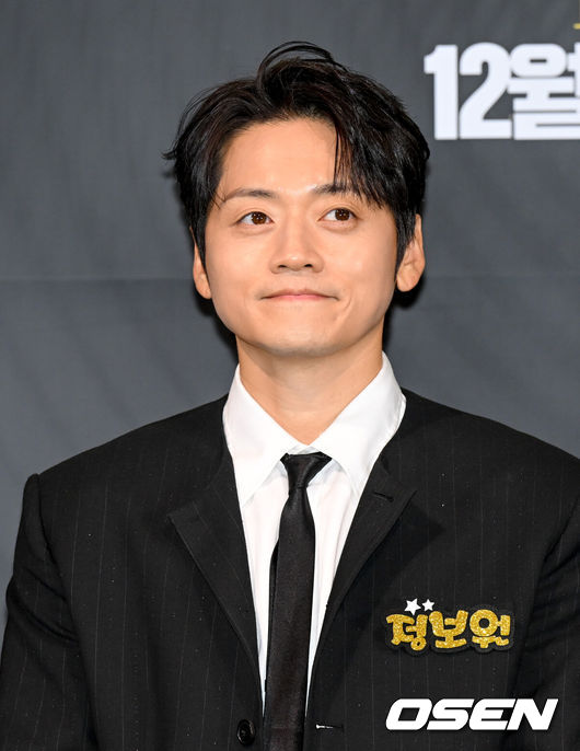 [OSEN=조은정 기자]영화 '정보원(감독 김석)' 언론시사 및 기자간담회가 20일 서울 용산구 CGV 용산아이파크몰에서 열렸다.'정보원'은 강등당한 후 열정도 의지도 수사 감각도 잃은 왕년의 에이스 형사 오남혁(허성태)과 굵직한 사건들의 정보를 제공하며 눈먼 돈을 챙겨왔던 정보원 조태봉(조복래)이 우연히 큰 판에 끼어들며 벌어지는 범죄 액션 코미디 영화다.배우 조복래가 취재진의 질문을 듣고 있다. 2025.11.20 /cej@osen.co.kr