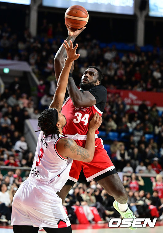 [OSEN=잠실학생체, 조은정 기자] 3일 오후 서울 잠실 학생체육관에서 ‘2025-2026 LG전자 프로농구’ 서울 SK와 안양 정관장의 경기가 열렸다.홈팀 서울 SK는 15승 12패로 5위, 방문팀 안양 정관은 18승 9패로 2위를 기록 중이다.4쿼터 SK 자밀 워니가 슛을 시도하고 있다. 2026.01.03 /cej@osen.co.kr