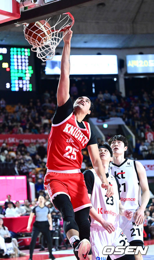 [OSEN=잠실학생체, 최규한 기자] 10일 서울 잠실학생체육관에서 ‘2025-2026 LG전자 프로농구’ 서울 SK와 수원 KT의 경기가 열렸다.홈팀 SK는 16승 12패로 4위, 방문팀 KT는 15승 15패로 6위에 자리하고 있다. 3쿼터, SK 알렌 톨렌티노가 덩크를 성공시키고 있다. 2026.01.10 / dreamer@osen.co.kr