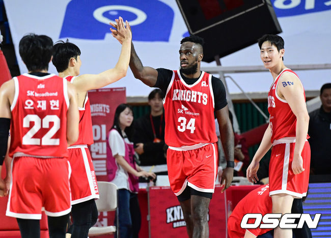 [OSEN=잠실학생체, 최규한 기자] 10일 서울 잠실학생체육관에서 ‘2025-2026 LG전자 프로농구’ 서울 SK와 수원 KT의 경기가 열렸다.홈팀 SK는 16승 12패로 4위, 방문팀 KT는 15승 15패로 6위에 자리하고 있다. 2쿼터, SK 자밀 워니가 파울을 받으며 슛을 성공시킨 뒤 동료들과 인사를 나누고 있다. 2026.01.10 / dreamer@osen.co.kr