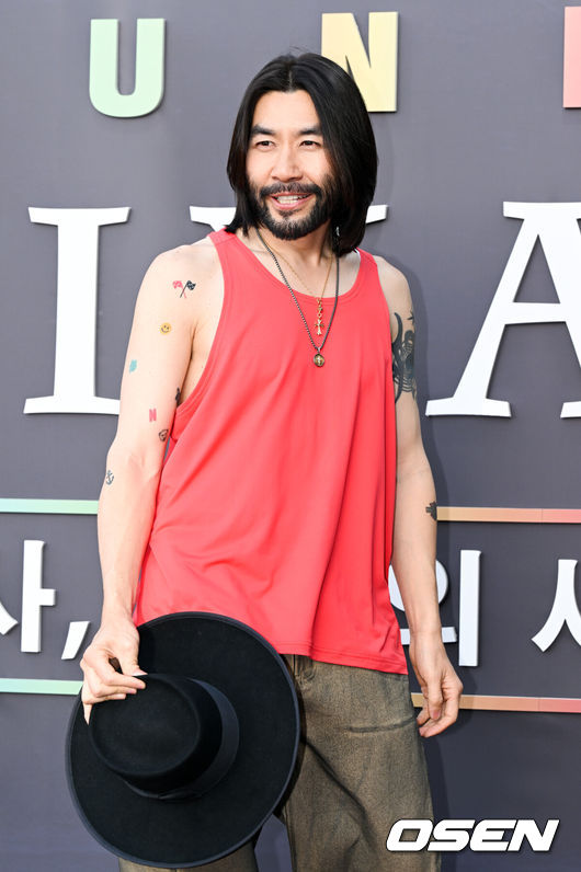 [OSEN=조은정 기자]전시 '문도 픽사: 픽사, 상상의 세계로' 레드카펫 행사가 7일 서울 성동구 성수문화예술마당에서 열렸다.이번 전시의 이름 ‘문도’는 스페인어로 세계를 뜻한다. 즉 픽사의 세계인 셈이다. 다음달 29일까지 열린다.방송인 노홍철이 포즈를 취하고 있다. 2025.05.07 /cej@osen.co.kr