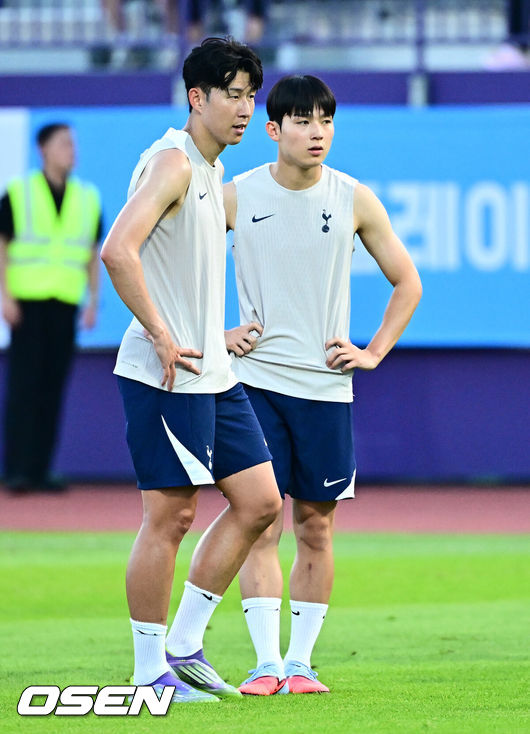 [OSEN=안양, 지형준 기자] 2일 오후 안양종합운동장에서‘2025쿠팡플레이 시리즈’ 토트넘 훗스퍼 오픈 트레이닝이 열렸다.이날 오전에 열린 기자회견에서 손흥민은 토트넘과 이별을 발표했다. 토트넘은 3일 오후 8시 서울월드컵경기장에서 쿠팡플레이 시리즈 2차전 뉴캐슬 유나이티드와 친선 경기를 가진다. 손흥민의 토트넘 소속 마지막 경기일 수도 있다.토트넘 양민혁, 손흥민이 훈련을 하고 있다. 2025.08.02 / jpnews@osen.co.kr