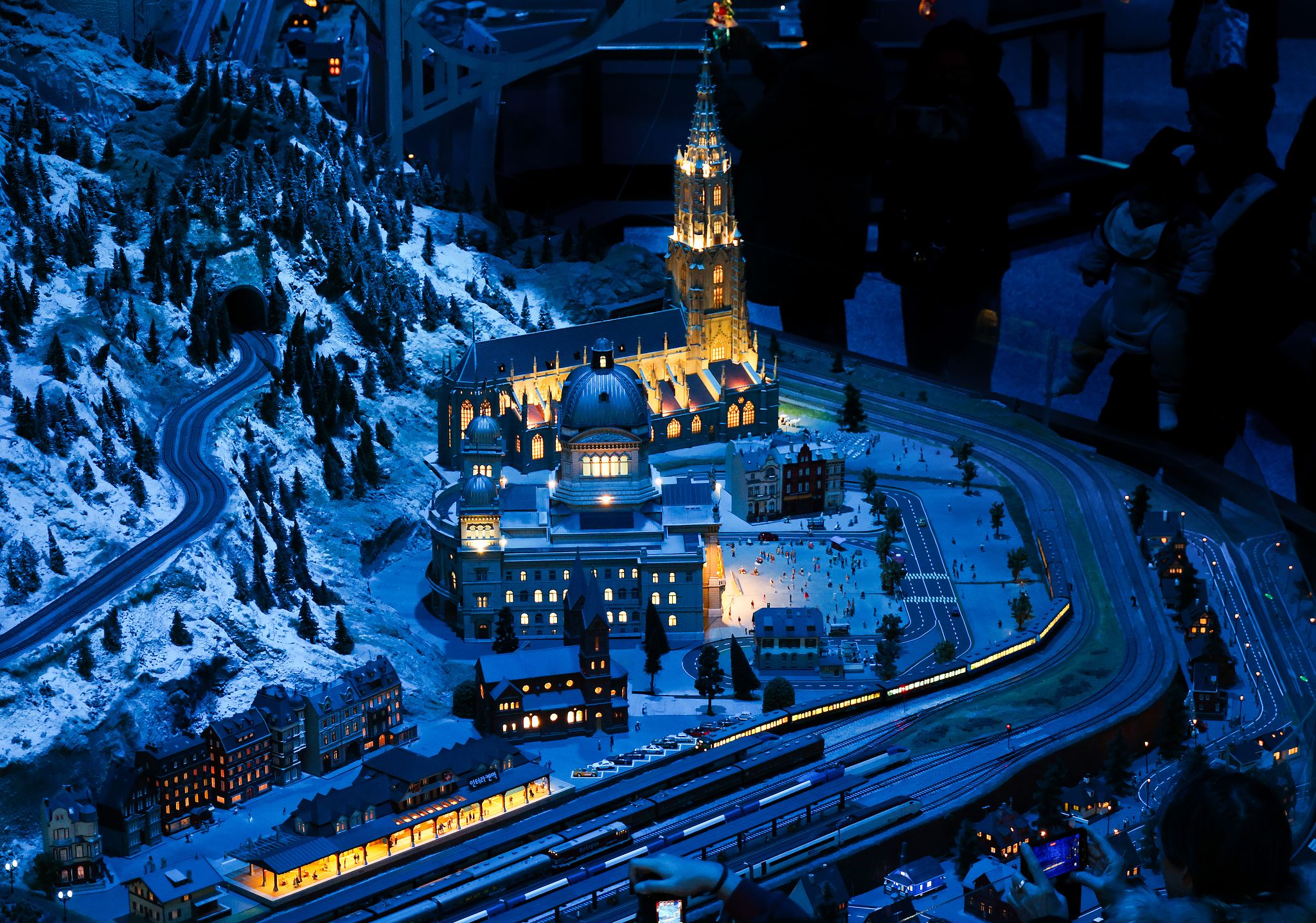 스위스 베른 국회의사당과 유네스코 세계문화유산에 등록된 베른 대성당 앞으로 모형 기차가 지나고 있다. 